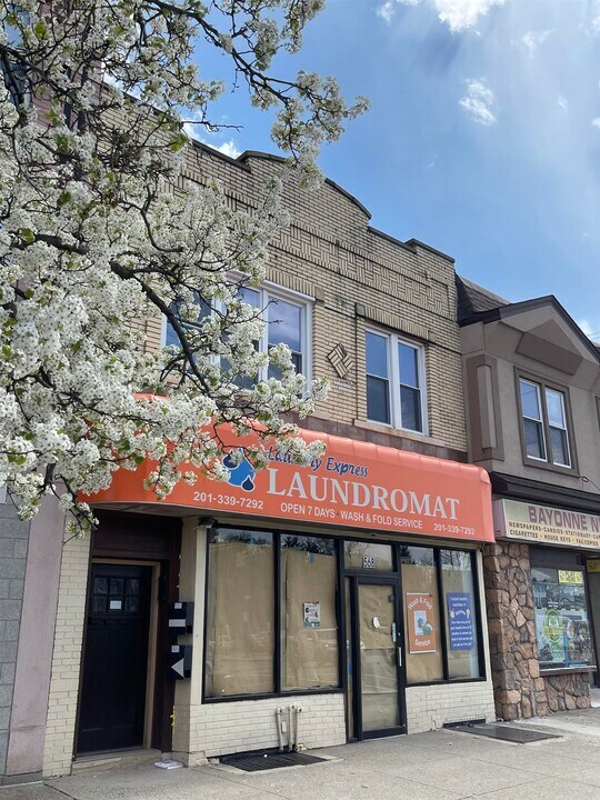 568 Avenue C in Bayonne, NJ - Building Photo