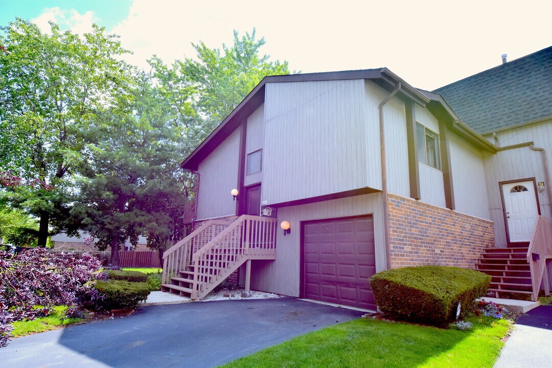 45 Salt Creek Rd in Roselle, IL - Building Photo