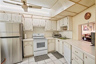 1680 NE 191st St in Miami, FL - Foto de edificio - Building Photo