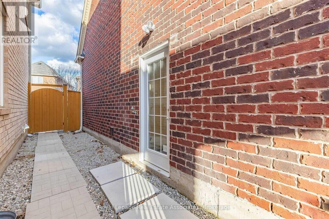 685 Gervais Terrace in Milton, ON - Building Photo
