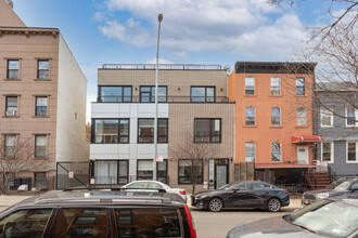 74 Adelphi St in Brooklyn, NY - Foto de edificio - Building Photo