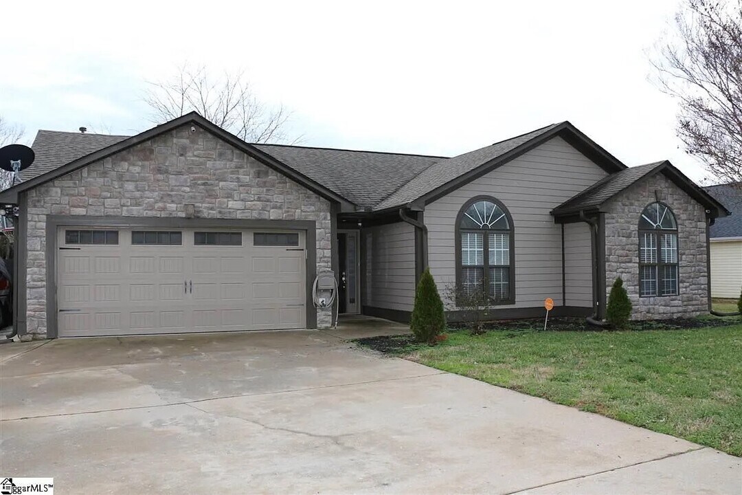 204 Golden Leaf Ln in Simpsonville, SC - Building Photo