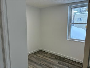 110 E Madison Ave, Unit B in Vandergrift, PA - Building Photo - Building Photo