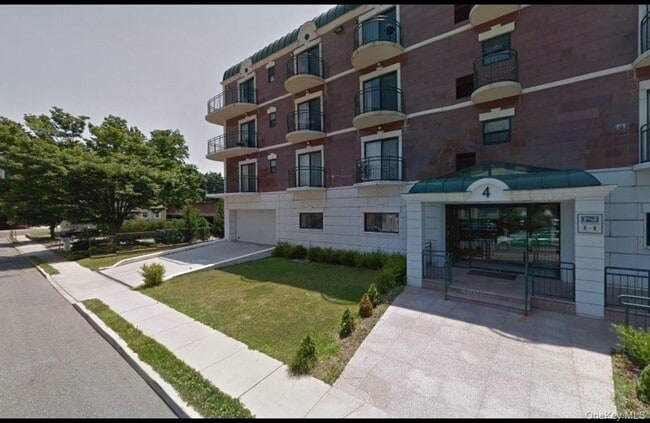 4 Chelsea Pl in Great Neck, NY - Building Photo - Building Photo