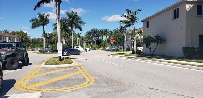 1358 NW 214 Terrace in Miami Gardens, FL - Foto de edificio - Building Photo