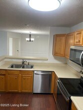 6403 Cameron Ln in Crestwood, KY - Foto de edificio - Building Photo