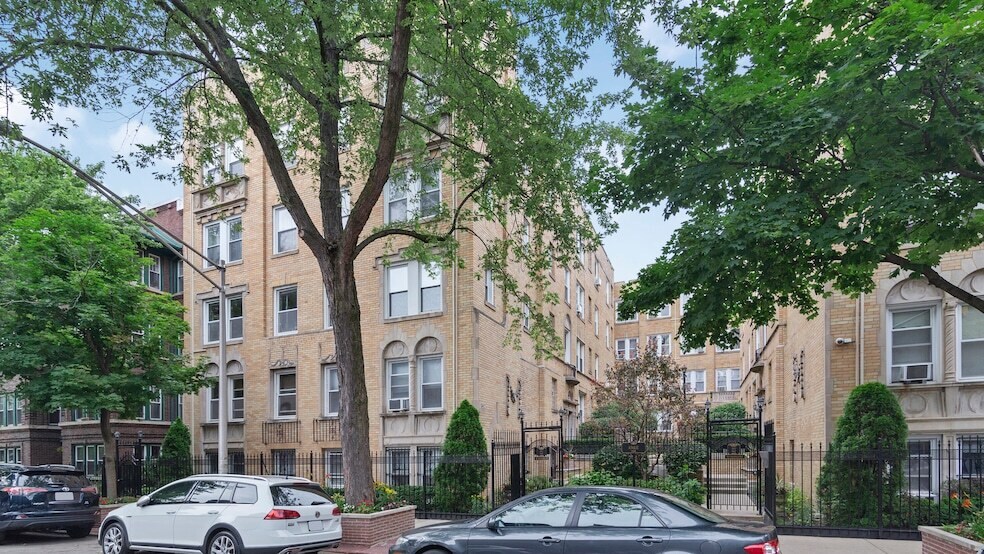 846 W Ainslie St, Unit R1 in Chicago, IL - Building Photo