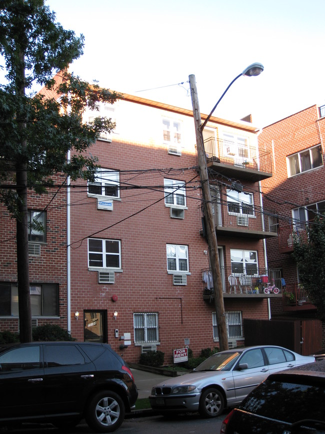 71-08 162nd St in Flushing, NY - Building Photo - Building Photo