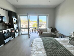 872 Broadway, Unit 205 in Somerville, MA - Foto de edificio - Building Photo