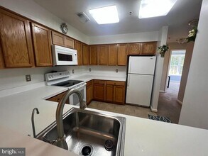 11328 Westbrook Mill Ln, Unit 304 in Fairfax, VA - Building Photo - Building Photo