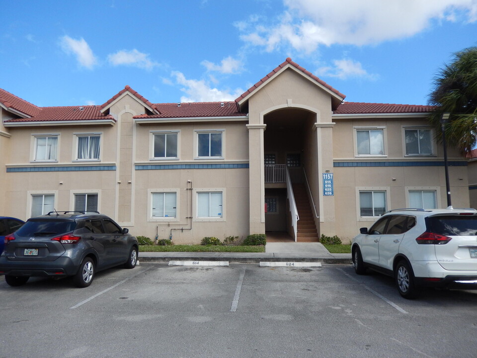 1157 Golden Lakes Blvd in Royal Palm Beach, FL - Building Photo