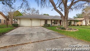 425 Crestwind Dr in San Antonio, TX - Building Photo - Building Photo