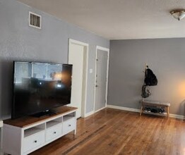 2057 W Summit Ave, Unit B in San Antonio, TX - Building Photo - Building Photo
