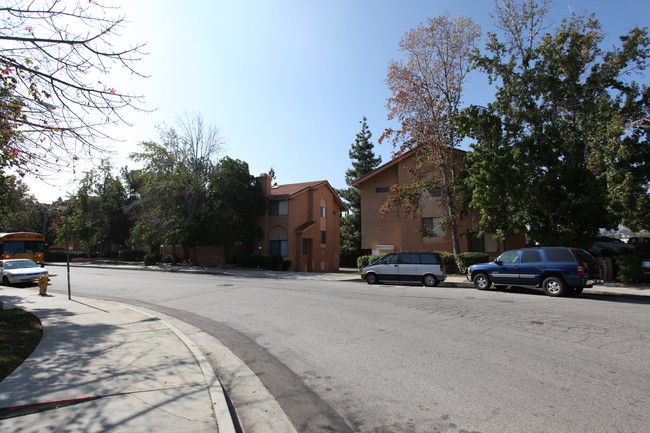 Variel Townhomes in Canoga Park, CA - Foto de edificio - Building Photo