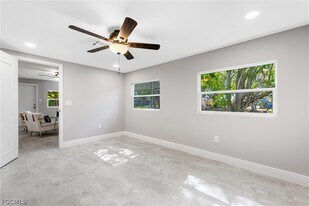1003 April Ln in North Fort Myers, FL - Building Photo