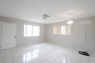 7992 Grand Canal Dr in Miami, FL - Building Photo - Building Photo