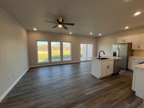 71 SE 361st Rd in Warrensburg, MO - Foto de edificio - Building Photo
