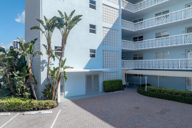 Landings South in North Palm Beach, FL - Building Photo - Building Photo
