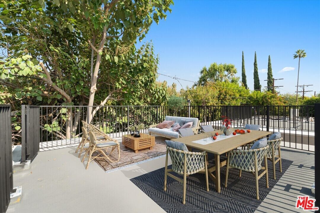 15213 Morrison St in Los Angeles, CA - Building Photo