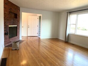 12815 NE Fremont St, Unit 1 in Portland, OR - Building Photo - Building Photo