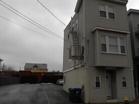 98 Knight St in Providence, RI - Building Photo