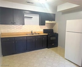 1803 Cromwell Dr in Akron, OH - Building Photo - Building Photo