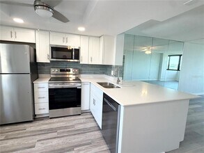 2617 Cove Cay Dr in Clearwater, FL - Foto de edificio - Building Photo