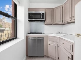 186 W 80th St in New York, NY - Building Photo