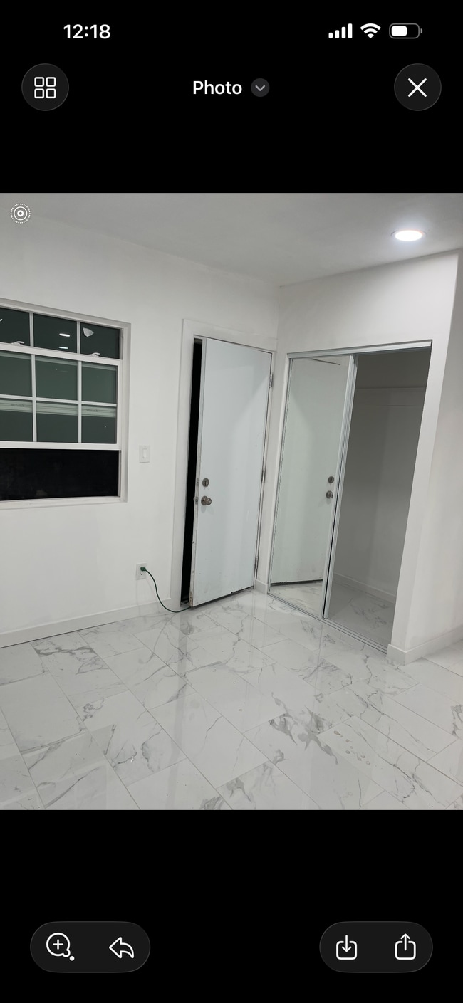 9650 S Harvard Blvd, Unit Studio in Los Angeles, CA - Foto de edificio - Building Photo