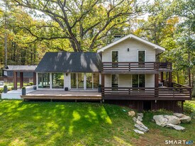 110 Sharon Rd in Salisbury, CT - Building Photo