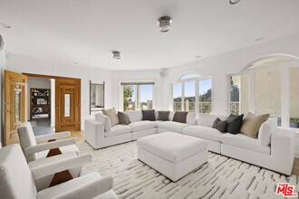 1939 Stradella Rd in Los Angeles, CA - Building Photo - Building Photo