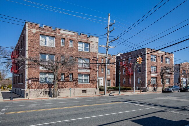 477 Merrick Rd in Lynbrook, NY - Building Photo - Building Photo