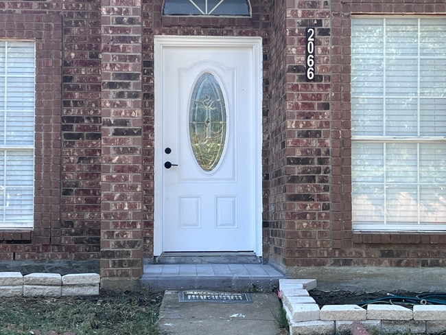 2066 Vista Dr in Lewisville, TX - Foto de edificio - Building Photo