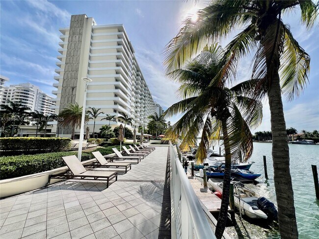 5600 Collins Ave in Miami, FL - Building Photo - Building Photo