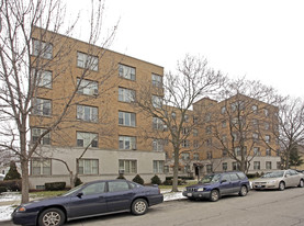 2600 W Balmoral Ave Apartments