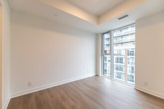 1660 Bloor St W in Toronto, ON - Building Photo - Building Photo