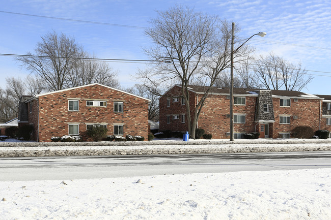 Foster Garden Apartments in Elyria, OH - Building Photo - Building Photo