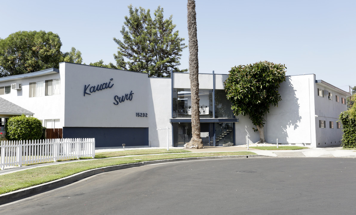 Kauai Surf in Van Nuys, CA - Building Photo