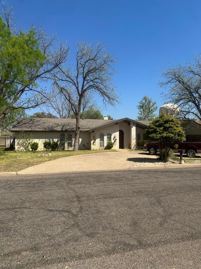 property at 2926 Briargrove Ln