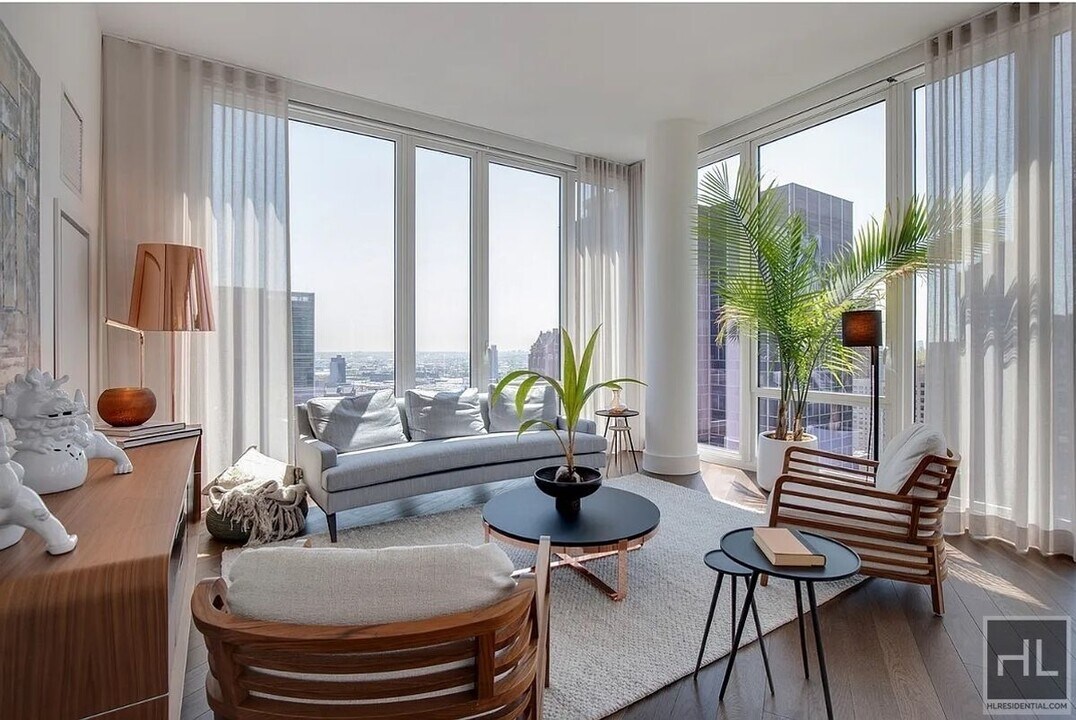 East 44th Street, Unit 18G in New York, NY - Building Photo