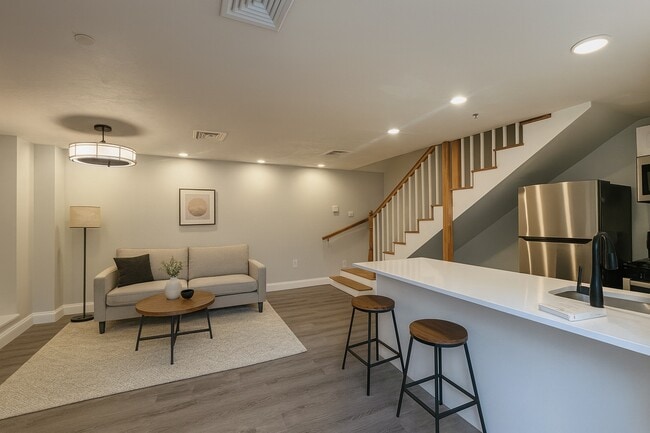 28 Otis St, Unit R