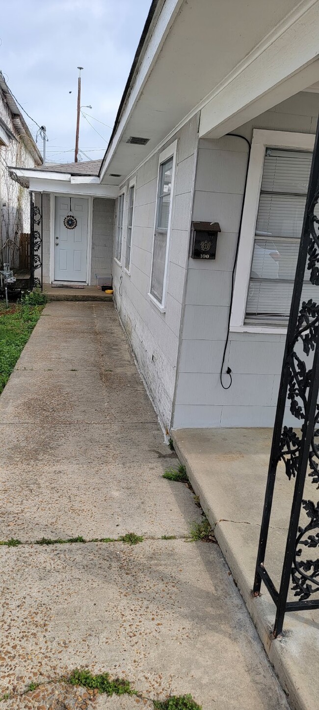 100 1/2 E Maggie St in Leesville, LA - Building Photo - Building Photo
