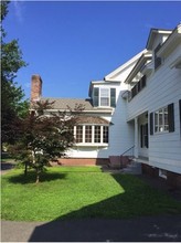 154 N Main St, Unit 1 in Sunderland, MA - Foto de edificio - Building Photo