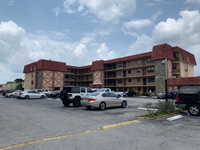 1335 W 68th St, Unit 102 in Hialeah, FL - Building Photo - Building Photo