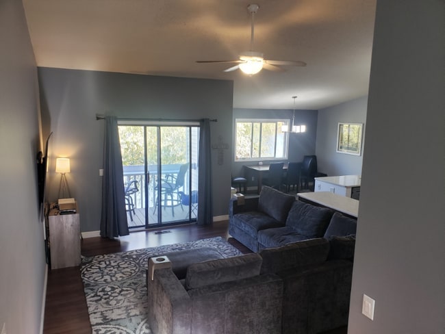 5 Round Lake Trail in Little Canada, MN - Foto de edificio - Building Photo