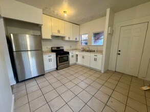 250 W 49th St, Unit # 1 in Los Angeles, CA - Building Photo - Building Photo