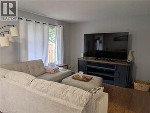 415 Kingscourt Dr in Waterloo, ON - Building Photo - Building Photo