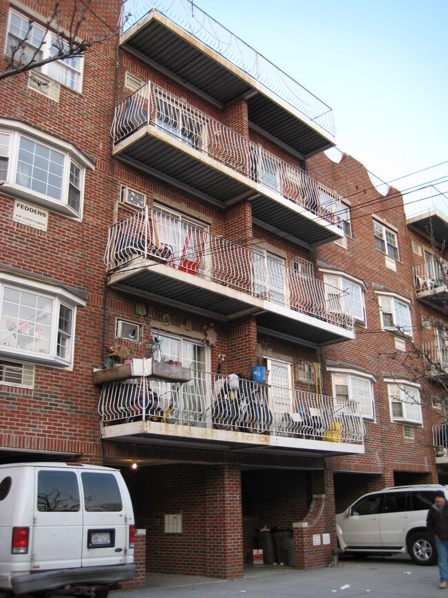 37-46 108th St in Corona, NY - Foto de edificio - Building Photo