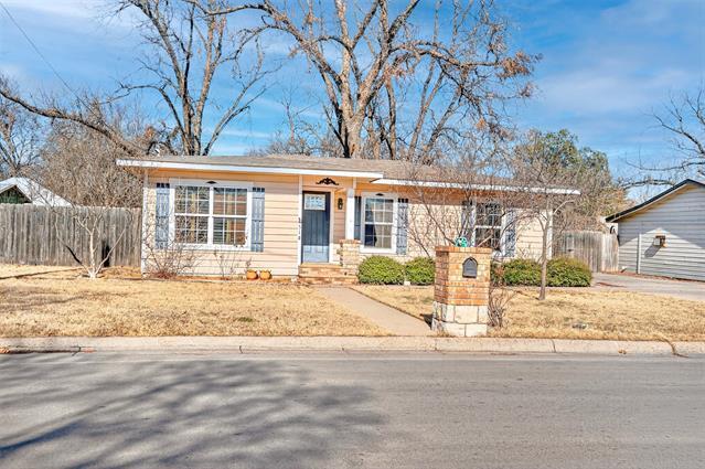 316 W Rucker St in Granbury, TX - Building Photo - Building Photo