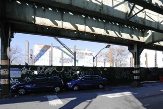 335 St. Nicholas Ave in Flushing, NY - Foto de edificio - Building Photo
